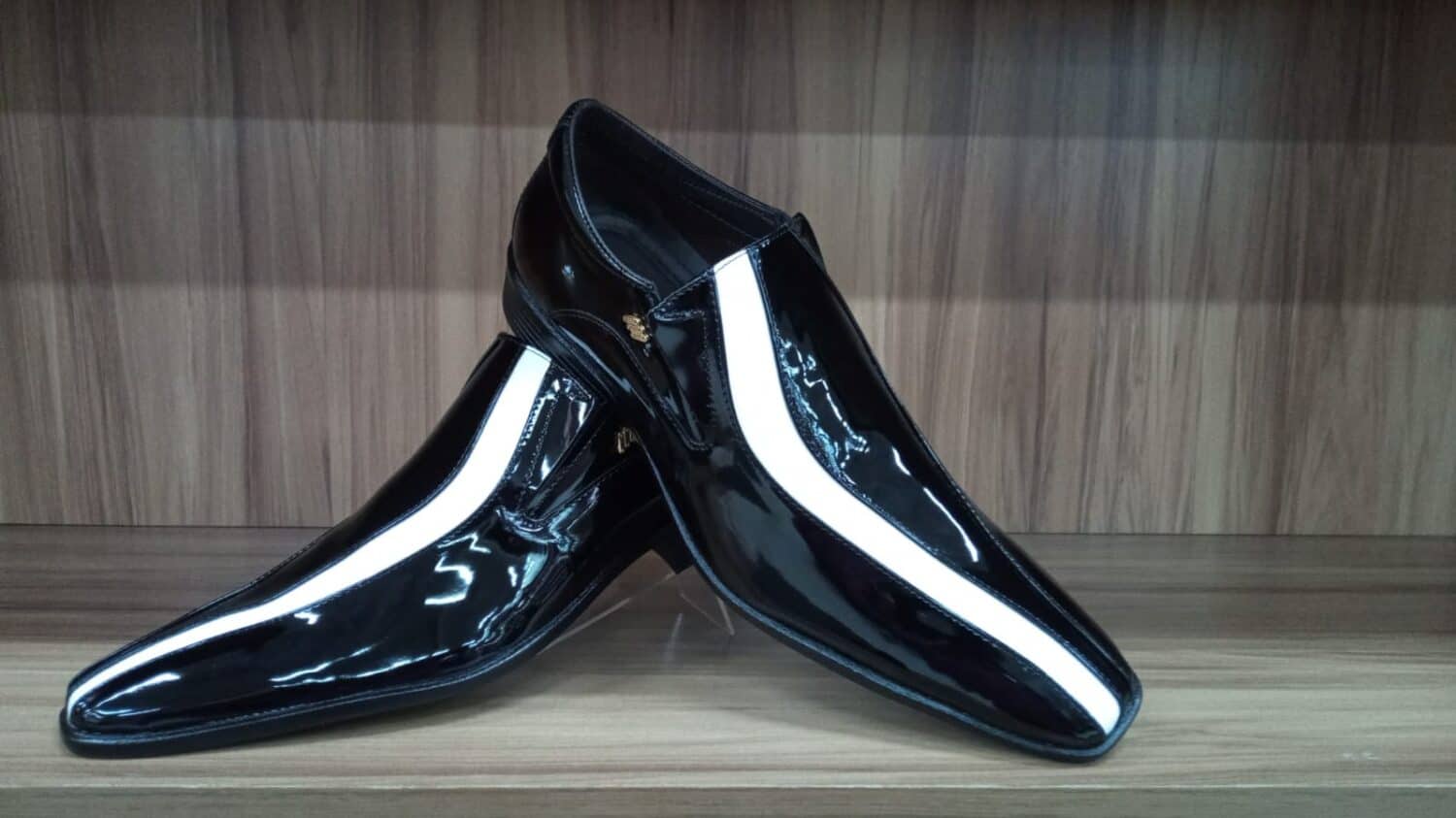 Sapato social masculino de couro preto, lançamento italiano, confortável e elegante. Perfeito para o.