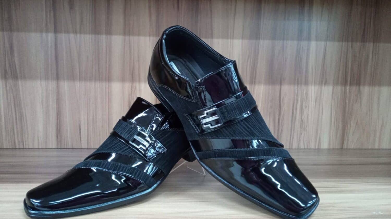 Sapato social masculino verniz preto com acabamento brilhante e design elegante. Perfeito para ocasi.