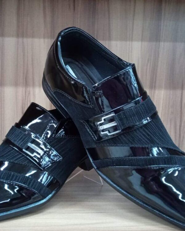 Sapato social masculino verniz preto com acabamento brilhante e design elegante. Perfeito para ocasi.