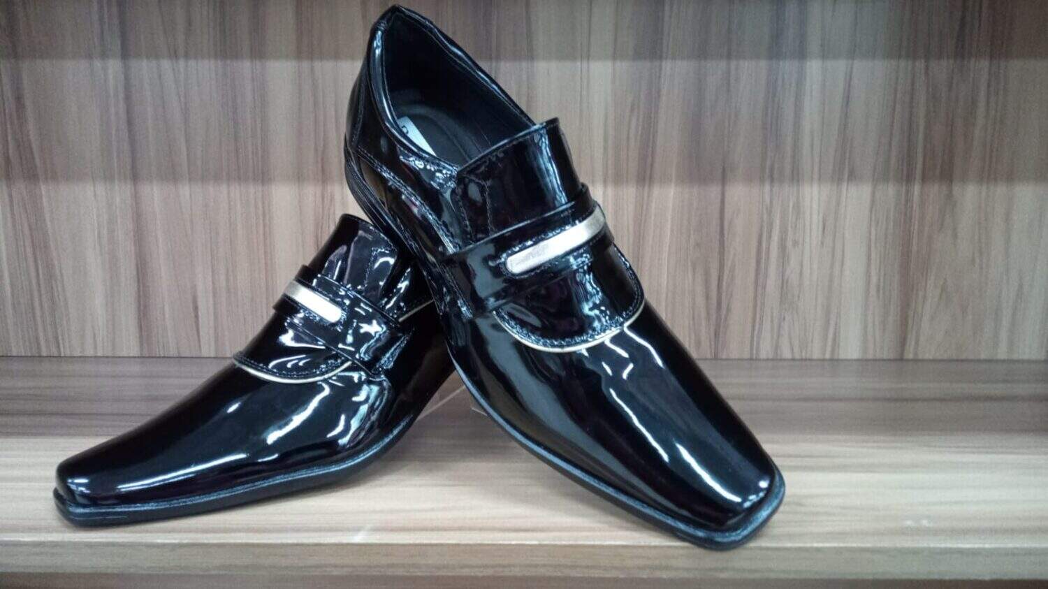 Sapato social masculino verniz, confortável e elegante para ocasiões formais.