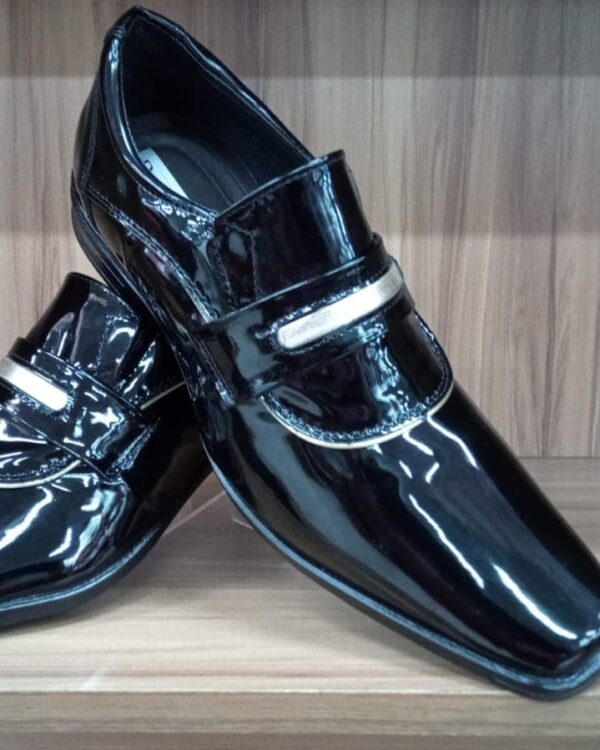 Sapato social masculino verniz, confortável e elegante para ocasiões formais.