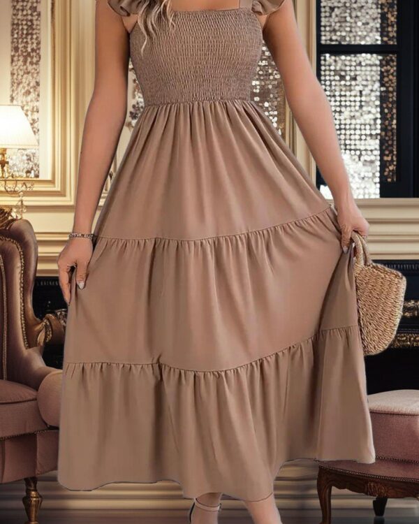 Vestido longo tomara que caia, cor nude, com detalhes franzidos e babados na saia, elegante e confortável.