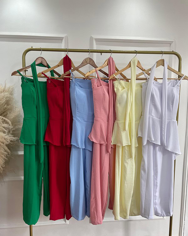 Conjunto de roupas coloridas penduradas em cabide na loja Shopping Gonsales.