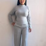 Conjunto feminino de roupas em malha cinza claro, composto por blusa de gola alta e calça reta, ideal para looks casuais e confortáveis.