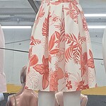 Vestido longo floral rosa e branco, de alças finas, ideal para ocasiões casuais e festas ao ar livre. Peça elegante, confortável e perfeita para o clima tropical brasileiro.