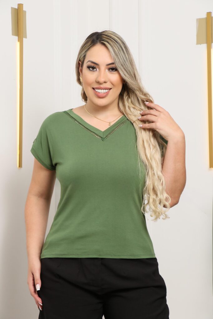 Camiseta verde feminina, moda casual, look confortável, roupas femininas, shopping online.