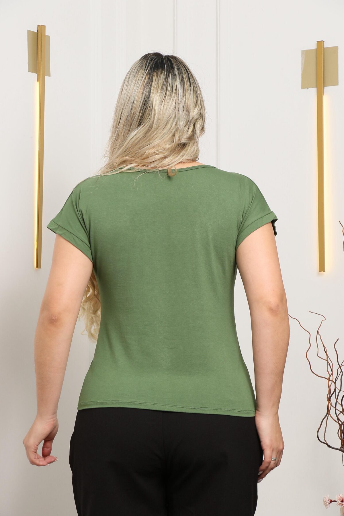 Blusa verde de malha confortável e casual, de manga curta com dobra, ideal para looks do dia a dia e ocasiões informais. Produto disponível na Shopping Gonsales, seu marketplace de confiança.